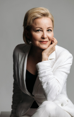 Pisac na blic: Eva Pap Povodom romana „Pre zalaska sunca“